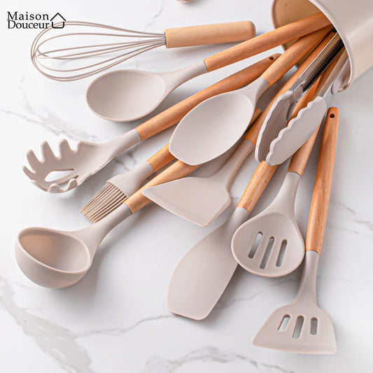 Set of 12 kitchen utensils